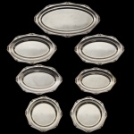 Baixela em metal prateado da manufatura nacional Fracalanza. Apresentam bordas trabalhadas, gravuras em baixo relevo), constando de 7 peças, sendo: 1 travessa para peixe (73 x 40 cm), 2 travessas ovais (54 x 35 cm), 1 travessa oval (49 x 32 cm), 1 travessa oval (44 x 29 cm) e 2 travessa redondas (38 cm).