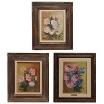 OLINDA SAYEG SAYON - Crisântemos Pink. Trio de quadros com pinturas florais clássicas, em estilo de Natureza Morta. Óleo s/ madeira. Ass. cid e Ass. cie.  29 x 22 cm (MI). 50 x 44 cm (MT). 32 x 23 cm (MI). 50 x 42 cm (MT).  Emoldurados em madeira escura trabalhada.