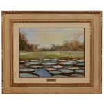 OLINDA SAYEG SAYON - Paisagem com Vitórias-Régias, Óleo s/ tela. 39 x 48 cm (MI). 65 x 75 cm (MT). Ass. cid. Placa de identificação na parte inferior central. Moldura em madeira clara trabalhada. O estilo da pintura é realista e focado na natureza brasileira, capturando reflexos de luz e lirismo na cena