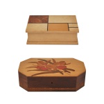 Conjunto de 2 caixas conforme descrição a seguir: A) Caixa organizadora decorativa feita em madeira. Tampa apresenta um design de mosaico geométrico com diferentes tons de madeira.8 x 26 x 19 cm. B) Caixa porta-joias hexagonal de madeira com marchetaria, apresentando  um delicado motivo floral feito com encaixes de diferentes tons de madeira no tampo superior. 8 x 32 x 18 cm.