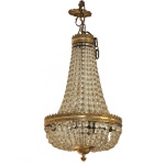 Luminária de teto em estilo Império com estrutura de metal dourado e ornamento de contas e pingentes de cristal lapidado. 80 x 35 cm.