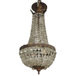 Luminária de teto em estilo Império com estrutura de metal dourado e ornamento de contas e pingentes de cristal lapidado. 65 x 30 cm.