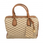 Bolsa Michael Kors modelo Studio Mercer Medium Duffle, design baú bege com detalhes marrom e ferragem dourada.