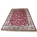Tapete belga modelo Harmony da Abdalla Collection no formato retangular na cor vermelha predominante