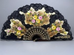 DIVERSOS - Leque decorativo, preto decorado com flores policromadas.