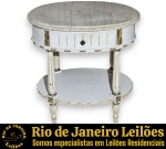 MESA DE CABECEIRA, ESTILO LUÍS XVI, EXECUTADA EM MADEIRA COM ACABAMENTO EM PÁTINA BRANCA, DETALHES EM DOURADO, APRESENTA TAMPO EM MÁRMORE COM VEIOS NATURAIS, SAIA DECORADA COM FRISOS VERTICAIS, GAVETA CENTRAL COM PUXADOR EM METAL E APLIQUES EM RELEVO NAS LATERAIS, QUATRO PERNAS CANELADAS E AFUNILADAS, UNIDAS POR PRATELEIRA INFERIOR EM SINAL DE SAIA E TERMINAÇÃO EM PÉS ESTILIZADOS, MEDINDO 50 X 54 X 42. APRESENTA MARCAS DO TEMPO, USO, RISCOS, ARRANHÕES, SINAIS DE OXIDAÇÃO NO PUXADOR, DESGASTES E/OU PEQUENAS IMPERFEIÇÕES COMPATÍVEIS COM SUA UTILIZAÇÃO E ESTADO DE CONSERVAÇÃO, CONFORME FOTOS EXTRAS. ESTE LOTE ESTARÁ DISPONÍVEL PARA RETIRADA NO BAIRRO COPACABANA, RIO DE JANEIRO/RJ, SOMENTE NAS DATAS XXXXXXXX, MEDIANTE AGENDAMENTO PRÉVIO. A NÃO RETIRADA DO LOTE NAS DATAS ESTABELECIDAS IMPLICARÁ NO CANCELAMENTO DA ARREMATAÇÃO, COM INCIDÊNCIA DE MULTA CORRESPONDENTE A 50% DO VALOR DO ARREMATE, NOS TERMOS DO EDITAL E CONDIÇÕES DO LEILÃO. ESTE LOTE DEVERÁ SER RETIRADO E/OU TRANSPORTADO EXCLUSIVAMENTE POR EMPRESA TRANSPORTADORA, FICANDO SOB TOTAL RESPONSABILIDADE DO ARREMATANTE A CONTRATAÇÃO, CUSTOS, AGENDAMENTO E ACOMPANHAMENTO DA RETIRADA. A GALERIA NÃO REALIZA EMBALAGEM, DESMONTAGEM, CARREGAMENTO OU ENTREGA DO REFERIDO LOTE. ESCLAREÇA TODAS AS DÚVIDAS ANTES DE EFETUAR SEU LANCE, QUE SERÁ CONSIDERADO IRREVOGÁVEL E IRRETRATÁVEL. CONSULTE PREVIAMENTE OS TERMOS E CONDIÇÕES DISPONÍVEIS NO SITE. CONTATO (21) 98264-3000. ESTE LOTE COMBINA COM O LOTE Nº 159.