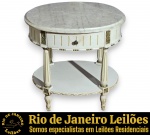 MESA DE CABECEIRA, ESTILO LUÍS XVI, EXECUTADA EM MADEIRA COM ACABAMENTO EM PÁTINA BRANCA, DETALHES EM DOURADO, APRESENTA TAMPO EM MÁRMORE COM VEIOS NATURAIS, SAIA DECORADA COM FRISOS VERTICAIS, GAVETA CENTRAL COM PUXADOR EM METAL E APLIQUES EM RELEVO NAS LATERAIS, QUATRO PERNAS CANELADAS E AFUNILADAS, UNIDAS POR PRATELEIRA INFERIOR EM SINAL DE SAIA E TERMINAÇÃO EM PÉS ESTILIZADOS, MEDINDO 50 X 54 X 42. APRESENTA MARCAS DO TEMPO, USO, RISCOS, ARRANHÕES, SINAIS DE OXIDAÇÃO NO PUXADOR, DESGASTES E/OU PEQUENAS IMPERFEIÇÕES COMPATÍVEIS COM SUA UTILIZAÇÃO E ESTADO DE CONSERVAÇÃO, CONFORME FOTOS EXTRAS. ESTE LOTE ESTARÁ DISPONÍVEL PARA RETIRADA NO BAIRRO COPACABANA, RIO DE JANEIRO/RJ, SOMENTE NAS DATAS XXXXXXXX, MEDIANTE AGENDAMENTO PRÉVIO. A NÃO RETIRADA DO LOTE NAS DATAS ESTABELECIDAS IMPLICARÁ NO CANCELAMENTO DA ARREMATAÇÃO, COM INCIDÊNCIA DE MULTA CORRESPONDENTE A 50% DO VALOR DO ARREMATE, NOS TERMOS DO EDITAL E CONDIÇÕES DO LEILÃO. ESTE LOTE DEVERÁ SER RETIRADO E/OU TRANSPORTADO EXCLUSIVAMENTE POR EMPRESA TRANSPORTADORA, FICANDO SOB TOTAL RESPONSABILIDADE DO ARREMATANTE A CONTRATAÇÃO, CUSTOS, AGENDAMENTO E ACOMPANHAMENTO DA RETIRADA. A GALERIA NÃO REALIZA EMBALAGEM, DESMONTAGEM, CARREGAMENTO OU ENTREGA DO REFERIDO LOTE. ESCLAREÇA TODAS AS DÚVIDAS ANTES DE EFETUAR SEU LANCE, QUE SERÁ CONSIDERADO IRREVOGÁVEL E IRRETRATÁVEL. CONSULTE PREVIAMENTE OS TERMOS E CONDIÇÕES DISPONÍVEIS NO SITE. CONTATO (21) 98264-3000. ESTE LOTE COMBINA COM O LOTE Nº 9.