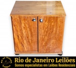 ARMÁRIO BAIXO MULTIUSO EXECUTADO EM MADEIRA REVESTIDA EM LÂMINA NATURAL COM BELOS VEIOS NATURAIS. APRESENTA TAMPO SUPERIOR RETANGULAR LISO, DUAS PORTAS DE CORRER COM PUXADORES EM METAL ACETINADO E BASE PROVISTA DE QUATRO RODÍZIOS (RODINHAS) PLÁSTICOS NA COR PRETA, MEDINDO 60 X 60 X 45 CM. APRESENTA MARCAS DO TEMPO, USO, RISCOS SUPERFICIAIS, PEQUENOS DESGASTES NATURAIS NA LÂMINA/VERNIZ E/OU PEQUENAS IMPERFEIÇÕES COMPATÍVEIS COM SUA UTILIZAÇÃO E ESTADO DE CONSERVAÇÃO, CONFORME FOTOS EXTRAS. ESTE LOTE ESTARÁ DISPONÍVEL PARA RETIRADA NO BAIRRO COPACABANA, RIO DE JANEIRO/RJ, SOMENTE NAS DATAS XXXXXXXX, MEDIANTE AGENDAMENTO PRÉVIO. A NÃO RETIRADA DO LOTE NAS DATAS ESTABELECIDAS IMPLICARÁ NO CANCELAMENTO DA ARREMATAÇÃO, COM INCIDÊNCIA DE MULTA CORRESPONDENTE A 50% DO VALOR DO ARREMATE, NOS TERMOS DO EDITAL E CONDIÇÕES DO LEILÃO. ESTE LOTE DEVERÁ SER RETIRADO E/OU TRANSPORTADO EXCLUSIVAMENTE POR EMPRESA TRANSPORTADORA, FICANDO SOB TOTAL RESPONSABILIDADE DO ARREMATANTE A CONTRATAÇÃO, CUSTOS, AGENDAMENTO E ACOMPANHAMENTO DA RETIRADA. A GALERIA NÃO REALIZA EMBALAGEM, DESMONTAGEM, CARREGAMENTO OU ENTREGA DO REFERIDO LOTE. ESCLAREÇA TODAS AS DÚVIDAS ANTES DE EFETUAR SEU LANCE, QUE SERÁ CONSIDERADO IRREVOGÁVEL E IRRETRATÁVEL. CONSULTE PREVIAMENTE OS TERMOS E CONDIÇÕES DISPONÍVEIS NO SITE. CONTATO (21) 98264-3000. 