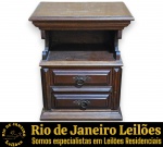 MESA DE CABECEIRA EXECUTADA EM MADEIRA NOBRE ESCURA, APRESENTA TAMPO EMOLDURADO, NICHO SUPERIOR ABERTO PARA ACOMODAÇÃO DE OBJETOS, SAIA INFERIOR COMPOSTA POR DUAS GAVETAS COM FRENTES ALMOFADADAS E DECORADAS COM PUXADORES EM METAL EM FORMATO DE ARGOLA, LATERAIS COM DETALHES DE FRISOS EM ENTALHE VERTICAL E BASE EM PLINTO FECHADO RETO, MEDINDO 65 X 54 X 34 CM. APRESENTA MARCAS DO TEMPO, USO, RISCOS SUPERFICIAIS, ARRANHÕES, DESGASTES E/OU PEQUENAS IMPERFEIÇÕES COMPATÍVEIS COM SUA UTILIZAÇÃO E ESTADO DE CONSERVAÇÃO, CONFORME FOTOS EXTRAS. ESTE LOTE ESTARÁ DISPONÍVEL PARA RETIRADA NO BAIRRO COPACABANA, RIO DE JANEIRO/RJ, SOMENTE NAS DATAS XXXXXXXX, MEDIANTE AGENDAMENTO PRÉVIO. A NÃO RETIRADA DO LOTE NAS DATAS ESTABELECIDAS IMPLICARÁ NO CANCELAMENTO DA ARREMATAÇÃO, COM INCIDÊNCIA DE MULTA CORRESPONDENTE A 50% DO VALOR DO ARREMATE, NOS TERMOS DO EDITAL E CONDIÇÕES DO LEILÃO. ESTE LOTE DEVERÁ SER RETIRADO E/OU TRANSPORTADO EXCLUSIVAMENTE POR EMPRESA TRANSPORTADORA, FICANDO SOB TOTAL RESPONSABILIDADE DO ARREMATANTE A CONTRATAÇÃO, CUSTOS, AGENDAMENTO E ACOMPANHAMENTO DA RETIRADA. A GALERIA NÃO REALIZA EMBALAGEM, DESMONTAGEM, CARREGAMENTO OU ENTREGA DO REFERIDO LOTE. ESCLAREÇA TODAS AS DÚVIDAS ANTES DE EFETUAR SEU LANCE, QUE SERÁ CONSIDERADO IRREVOGÁVEL E IRRETRATÁVEL. CONSULTE PREVIAMENTE OS TERMOS E CONDIÇÕES DISPONÍVEIS NO SITE. CONTATO (21) 98264-3000.