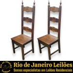 CONJUNTO DE CADEIRAS, ESTILO COLONIAL COM INFLUÊNCIA MEDIEVAL, EXECUTADAS EM MADEIRA NOBRE ESCURA, APRESENTANDO ENCOSTO ALTO E VAZADO COMPOSTO POR TRÊS TRAVESSAS HORIZONTAIS DE BORDAS RECORTADAS E TRABALHADAS EM VOLUTAS, COM MONTANTES LATERAIS PROVISTOS DE PONTEIRAS TORNEADAS EM FORMATO DE PINÁCULO, DITO PEÃO, ASSENTO LISO, SAIA COM DETALHE RECORTADO E ESTRUTURA REFORÇADA POR TRAVESSAS INFERIORES RETAS COMPOSTO POR DUAS PEÇAS, MEDINDO 130 X 45 X 40 CM CADA. APRESENTAM MARCAS DO TEMPO, USO, RISCOS, ARRANHÕES, DESGASTES E/OU PEQUENAS IMPERFEIÇÕES COMPATÍVEIS COM SUA UTILIZAÇÃO E ESTADO DE CONSERVAÇÃO, CONFORME FOTOS ANEXAS. ESTE LOTE ESTARÁ DISPONÍVEL PARA RETIRADA NO BAIRRO COPACABANA, RIO DE JANEIRO/RJ, SOMENTE NAS DATAS XXXXXXXX, MEDIANTE AGENDAMENTO PRÉVIO. A NÃO RETIRADA DO LOTE NAS DATAS ESTABELECIDAS IMPLICARÁ NO CANCELAMENTO DA ARREMATAÇÃO, COM INCIDÊNCIA DE MULTA CORRESPONDENTE A 50% DO VALOR DO ARREMATE, NOS TERMOS DO EDITAL E CONDIÇÕES DO LEILÃO. ESTE LOTE DEVERÁ SER RETIRADO E/OU TRANSPORTADO EXCLUSIVAMENTE POR EMPRESA TRANSPORTADORA, FICANDO SOB TOTAL RESPONSABILIDADE DO ARREMATANTE A CONTRATAÇÃO, CUSTOS, AGENDAMENTO E ACOMPANHAMENTO DA RETIRADA. A GALERIA NÃO REALIZA EMBALAGEM, DESMONTAGEM, CARREGAMENTO OU ENTREGA DO REFERIDO LOTE. ESCLAREÇA TODAS AS DÚVIDAS ANTES DE EFETUAR SEU LANCE, QUE SERÁ CONSIDERADO IRREVOGÁVEL E IRRETRATÁVEL. CONSULTE PREVIAMENTE OS TERMOS E CONDIÇÕES DISPONÍVEIS NO SITE. CONTATO (21) 98264-3000. ESTE LOTE COMBINA COM OS LOTES Nº 38, 187 E 375.