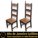 CONJUNTO DE CADEIRAS, ESTILO COLONIAL COM INFLUÊNCIA MEDIEVAL, EXECUTADAS EM MADEIRA NOBRE ESCURA, APRESENTANDO ENCOSTO ALTO E VAZADO COMPOSTO POR TRÊS TRAVESSAS HORIZONTAIS DE BORDAS RECORTADAS E TRABALHADAS EM VOLUTAS, COM MONTANTES LATERAIS PROVISTOS DE PONTEIRAS TORNEADAS EM FORMATO DE PINÁCULO, DITO PEÃO, ASSENTO LISO, SAIA COM DETALHE RECORTADO E ESTRUTURA REFORÇADA POR TRAVESSAS INFERIORES RETAS COMPOSTO POR DUAS PEÇAS, MEDINDO 130 X 45 X 40 CM CADA. APRESENTAM MARCAS DO TEMPO, USO, RISCOS, ARRANHÕES, DESGASTES E/OU PEQUENAS IMPERFEIÇÕES COMPATÍVEIS COM SUA UTILIZAÇÃO E ESTADO DE CONSERVAÇÃO, DESTANCANDO PELA FALTA DOS PINÁCULOS, CONFORME FOTOS ANEXAS. ESTE LOTE ESTARÁ DISPONÍVEL PARA RETIRADA NO BAIRRO COPACABANA, RIO DE JANEIRO/RJ, SOMENTE NAS DATAS XXXXXXXX, MEDIANTE AGENDAMENTO PRÉVIO. A NÃO RETIRADA DO LOTE NAS DATAS ESTABELECIDAS IMPLICARÁ NO CANCELAMENTO DA ARREMATAÇÃO, COM INCIDÊNCIA DE MULTA CORRESPONDENTE A 50% DO VALOR DO ARREMATE, NOS TERMOS DO EDITAL E CONDIÇÕES DO LEILÃO. ESTE LOTE DEVERÁ SER RETIRADO E/OU TRANSPORTADO EXCLUSIVAMENTE POR EMPRESA TRANSPORTADORA, FICANDO SOB TOTAL RESPONSABILIDADE DO ARREMATANTE A CONTRATAÇÃO, CUSTOS, AGENDAMENTO E ACOMPANHAMENTO DA RETIRADA. A GALERIA NÃO REALIZA EMBALAGEM, DESMONTAGEM, CARREGAMENTO OU ENTREGA DO REFERIDO LOTE. ESCLAREÇA TODAS AS DÚVIDAS ANTES DE EFETUAR SEU LANCE, QUE SERÁ CONSIDERADO IRREVOGÁVEL E IRRETRATÁVEL. CONSULTE PREVIAMENTE OS TERMOS E CONDIÇÕES DISPONÍVEIS NO SITE. CONTATO (21) 98264-3000. CONJUNTO DE CADEIRAS, ESTILO COLONIAL COM INFLUÊNCIA MEDIEVAL, EXECUTADAS EM MADEIRA NOBRE ESCURA, APRESENTANDO ENCOSTO ALTO E VAZADO COMPOSTO POR TRÊS TRAVESSAS HORIZONTAIS DE BORDAS RECORTADAS E TRABALHADAS EM VOLUTAS, COM MONTANTES LATERAIS PROVISTOS DE PONTEIRAS TORNEADAS EM FORMATO DE PINÁCULO, DITO PEÃO, ASSENTO LISO, SAIA COM DETALHE RECORTADO E ESTRUTURA REFORÇADA POR TRAVESSAS INFERIORES RETAS COMPOSTO POR DUAS PEÇAS, MEDINDO 130 X 45 X 40 CM CADA. APRESENTAM MARCAS DO TEMPO, USO, RISCOS, ARRANHÕES, DESGASTES E/OU PEQUENAS IMPERFEIÇÕES COMPATÍVEIS COM SUA UTILIZAÇÃO E ESTADO DE CONSERVAÇÃO, CONFORME FOTOS ANEXAS. ESTE LOTE ESTARÁ DISPONÍVEL PARA RETIRADA NO BAIRRO COPACABANA, RIO DE JANEIRO/RJ, SOMENTE NAS DATAS XXXXXXXX, MEDIANTE AGENDAMENTO PRÉVIO. A NÃO RETIRADA DO LOTE NAS DATAS ESTABELECIDAS IMPLICARÁ NO CANCELAMENTO DA ARREMATAÇÃO, COM INCIDÊNCIA DE MULTA CORRESPONDENTE A 50% DO VALOR DO ARREMATE, NOS TERMOS DO EDITAL E CONDIÇÕES DO LEILÃO. ESTE LOTE DEVERÁ SER RETIRADO E/OU TRANSPORTADO EXCLUSIVAMENTE POR EMPRESA TRANSPORTADORA, FICANDO SOB TOTAL RESPONSABILIDADE DO ARREMATANTE A CONTRATAÇÃO, CUSTOS, AGENDAMENTO E ACOMPANHAMENTO DA RETIRADA. A GALERIA NÃO REALIZA EMBALAGEM, DESMONTAGEM, CARREGAMENTO OU ENTREGA DO REFERIDO LOTE. ESCLAREÇA TODAS AS DÚVIDAS ANTES DE EFETUAR SEU LANCE, QUE SERÁ CONSIDERADO IRREVOGÁVEL E IRRETRATÁVEL. CONSULTE PREVIAMENTE OS TERMOS E CONDIÇÕES DISPONÍVEIS NO SITE. CONTATO (21) 98264-3000. ESTE LOTE COMBINA COM OS LOTES Nº 21, 38 E 375.