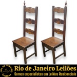CONJUNTO DE CADEIRAS, ESTILO COLONIAL COM INFLUÊNCIA MEDIEVAL, EXECUTADAS EM MADEIRA NOBRE ESCURA, APRESENTANDO ENCOSTO ALTO E VAZADO COMPOSTO POR TRÊS TRAVESSAS HORIZONTAIS DE BORDAS RECORTADAS E TRABALHADAS EM VOLUTAS, COM MONTANTES LATERAIS PROVISTOS DE PONTEIRAS TORNEADAS EM FORMATO DE PINÁCULO, DITO PEÃO, ASSENTO LISO, SAIA COM DETALHE RECORTADO E ESTRUTURA REFORÇADA POR TRAVESSAS INFERIORES RETAS COMPOSTO POR DUAS PEÇAS, MEDINDO 130 X 45 X 40 CM CADA. APRESENTAM MARCAS DO TEMPO, USO, RISCOS, ARRANHÕES, DESGASTES E/OU PEQUENAS IMPERFEIÇÕES COMPATÍVEIS COM SUA UTILIZAÇÃO E ESTADO DE CONSERVAÇÃO, DESTANCANDO PELA FALTA DOS PINÁCULOS, CONFORME FOTOS ANEXAS. ESTE LOTE ESTARÁ DISPONÍVEL PARA RETIRADA NO BAIRRO COPACABANA, RIO DE JANEIRO/RJ, SOMENTE NAS DATAS XXXXXXXX, MEDIANTE AGENDAMENTO PRÉVIO. A NÃO RETIRADA DO LOTE NAS DATAS ESTABELECIDAS IMPLICARÁ NO CANCELAMENTO DA ARREMATAÇÃO, COM INCIDÊNCIA DE MULTA CORRESPONDENTE A 50% DO VALOR DO ARREMATE, NOS TERMOS DO EDITAL E CONDIÇÕES DO LEILÃO. ESTE LOTE DEVERÁ SER RETIRADO E/OU TRANSPORTADO EXCLUSIVAMENTE POR EMPRESA TRANSPORTADORA, FICANDO SOB TOTAL RESPONSABILIDADE DO ARREMATANTE A CONTRATAÇÃO, CUSTOS, AGENDAMENTO E ACOMPANHAMENTO DA RETIRADA. A GALERIA NÃO REALIZA EMBALAGEM, DESMONTAGEM, CARREGAMENTO OU ENTREGA DO REFERIDO LOTE. ESCLAREÇA TODAS AS DÚVIDAS ANTES DE EFETUAR SEU LANCE, QUE SERÁ CONSIDERADO IRREVOGÁVEL E IRRETRATÁVEL. CONSULTE PREVIAMENTE OS TERMOS E CONDIÇÕES DISPONÍVEIS NO SITE. CONTATO (21) 98264-3000. CONJUNTO DE CADEIRAS, ESTILO COLONIAL COM INFLUÊNCIA MEDIEVAL, EXECUTADAS EM MADEIRA NOBRE ESCURA, APRESENTANDO ENCOSTO ALTO E VAZADO COMPOSTO POR TRÊS TRAVESSAS HORIZONTAIS DE BORDAS RECORTADAS E TRABALHADAS EM VOLUTAS, COM MONTANTES LATERAIS PROVISTOS DE PONTEIRAS TORNEADAS EM FORMATO DE PINÁCULO, DITO PEÃO, ASSENTO LISO, SAIA COM DETALHE RECORTADO E ESTRUTURA REFORÇADA POR TRAVESSAS INFERIORES RETAS COMPOSTO POR DUAS PEÇAS, MEDINDO 130 X 45 X 40 CM CADA. APRESENTAM MARCAS DO TEMPO, USO, RISCOS, ARRANHÕES, DESGASTES E/OU PEQUENAS IMPERFEIÇÕES COMPATÍVEIS COM SUA UTILIZAÇÃO E ESTADO DE CONSERVAÇÃO, CONFORME FOTOS ANEXAS. ESTE LOTE ESTARÁ DISPONÍVEL PARA RETIRADA NO BAIRRO COPACABANA, RIO DE JANEIRO/RJ, SOMENTE NAS DATAS XXXXXXXX, MEDIANTE AGENDAMENTO PRÉVIO. A NÃO RETIRADA DO LOTE NAS DATAS ESTABELECIDAS IMPLICARÁ NO CANCELAMENTO DA ARREMATAÇÃO, COM INCIDÊNCIA DE MULTA CORRESPONDENTE A 50% DO VALOR DO ARREMATE, NOS TERMOS DO EDITAL E CONDIÇÕES DO LEILÃO. ESTE LOTE DEVERÁ SER RETIRADO E/OU TRANSPORTADO EXCLUSIVAMENTE POR EMPRESA TRANSPORTADORA, FICANDO SOB TOTAL RESPONSABILIDADE DO ARREMATANTE A CONTRATAÇÃO, CUSTOS, AGENDAMENTO E ACOMPANHAMENTO DA RETIRADA. A GALERIA NÃO REALIZA EMBALAGEM, DESMONTAGEM, CARREGAMENTO OU ENTREGA DO REFERIDO LOTE. ESCLAREÇA TODAS AS DÚVIDAS ANTES DE EFETUAR SEU LANCE, QUE SERÁ CONSIDERADO IRREVOGÁVEL E IRRETRATÁVEL. CONSULTE PREVIAMENTE OS TERMOS E CONDIÇÕES DISPONÍVEIS NO SITE. CONTATO (21) 98264-3000. ESTE LOTE COMBINA COM OS LOTES Nº 21, 38 E 187.