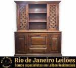 LOUCEIRO EXECUTADO EM MADEIRA NOBRE ESCURA COM COROAMENTO EM CORNIJA MOLDURADA E BASE EM PLINTO FECHADO RETO, CORPO SUPERIOR, DITO ALÇADO E/OU CRISTALEIRA, APRESENTANDO NICHO CENTRAL ABERTO COM DUAS PRATELEIRAS E DUAS PORTAS LATERAIS COM TRABALHO EM TRELIÇA VAZADA DE MADEIRA E TRINCOS EM METAL, MEDINDO 120 X 173 X 32 CM, CORPO INFERIOR, DITO BUFFET COMPOSTO POR DUAS PORTAS LATERAIS ALMOFADADAS COM PUXADORES EM ARGOLA, PARTE CENTRAL COM PORTA BASCULANTE, ESTILO BAR SOBREPOSTA POR UMA GAVETA COMPRIDA COM DOIS PUXADORES EM METAL, MEDINDO 95 X 185 X 49 CM. APRESENTA MARCAS DO TEMPO, USO, RISCOS, ARRANHÕES, DESGASTES E/OU PEQUENAS IMPERFEIÇÕES COMPATÍVEIS COM SUA UTILIZAÇÃO E ESTADO DE CONSERVAÇÃO, CONFORME FOTOS ANEXAS. ESTE LOTE ESTARÁ DISPONÍVEL PARA RETIRADA NO BAIRRO COPACABANA, RIO DE JANEIRO/RJ, SOMENTE NAS DATAS XXXXXXXX, MEDIANTE AGENDAMENTO PRÉVIO. A NÃO RETIRADA DO LOTE NAS DATAS ESTABELECIDAS IMPLICARÁ NO CANCELAMENTO DA ARREMATAÇÃO, COM INCIDÊNCIA DE MULTA CORRESPONDENTE A 50% DO VALOR DO ARREMATE, NOS TERMOS DO EDITAL E CONDIÇÕES DO LEILÃO. ESTE LOTE DEVERÁ SER RETIRADO E/OU TRANSPORTADO EXCLUSIVAMENTE POR EMPRESA TRANSPORTADORA, FICANDO SOB TOTAL RESPONSABILIDADE DO ARREMATANTE A CONTRATAÇÃO, CUSTOS, AGENDAMENTO E ACOMPANHAMENTO DA RETIRADA. A GALERIA NÃO REALIZA EMBALAGEM, DESMONTAGEM, CARREGAMENTO OU ENTREGA DO REFERIDO LOTE. ESCLAREÇA TODAS AS DÚVIDAS ANTES DE EFETUAR SEU LANCE, QUE SERÁ CONSIDERADO IRREVOGÁVEL E IRRETRATÁVEL. CONSULTE PREVIAMENTE OS TERMOS E CONDIÇÕES DISPONÍVEIS NO SITE. CONTATO (21) 98264-3000.