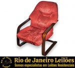 POLTRONA DE LINHAS ANATÔMICAS, APRESENTANDO ESTRUTURA EM MADEIRA NOBRE CURVADA, ESTILO DESIGN ESCANDINAVO, ASSENTO E ENCOSTO INTEGRADOS E FIXOS, INTEGRALMENTE REVESTIDOS, MEDINDO 88 X 66 X 80 CM. VENDIDA NO ESTADO. APRESENTA MARCAS DO TEMPO, USO, DESGASTES, RISCOS E/OU PEQUENAS IMPERFEIÇÕES COMPATÍVEIS COM SUA UTILIZAÇÃO E ESTADO DE CONSERVAÇÃO, DESTANCANDO A NECESSIDADE DE NOVO ESTOFAMENTO, CONFORME FOTOS EXTRAS. ESTE LOTE ESTARÁ DISPONÍVEL PARA RETIRADA NO BAIRRO COPACABANA, RIO DE JANEIRO/RJ, SOMENTE NAS DATAS XXXXXXXX, MEDIANTE AGENDAMENTO PRÉVIO. A NÃO RETIRADA DO LOTE NAS DATAS ESTABELECIDAS IMPLICARÁ NO CANCELAMENTO DA ARREMATAÇÃO, COM INCIDÊNCIA DE MULTA CORRESPONDENTE A 50% DO VALOR DO ARREMATE, NOS TERMOS DO EDITAL E CONDIÇÕES DO LEILÃO. ESTE LOTE DEVERÁ SER RETIRADO E/OU TRANSPORTADO EXCLUSIVAMENTE POR EMPRESA TRANSPORTADORA, FICANDO SOB TOTAL RESPONSABILIDADE DO ARREMATANTE A CONTRATAÇÃO, CUSTOS, AGENDAMENTO E ACOMPANHAMENTO DA RETIRADA. A GALERIA NÃO REALIZA EMBALAGEM, DESMONTAGEM, CARREGAMENTO OU ENTREGA DO REFERIDO LOTE. ESCLAREÇA TODAS AS DÚVIDAS ANTES DE EFETUAR SEU LANCE, QUE SERÁ CONSIDERADO IRREVOGÁVEL E IRRETRATÁVEL. CONSULTE PREVIAMENTE OS TERMOS E CONDIÇÕES DISPONÍVEIS NO SITE. CONTATO (21) 98264-3000.