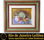 ODILÉA COTECCHIA, 1986 - OBRA EM ÓLEO SOBRE TELA, RETRATANDO COMPOSIÇÃO DE NATUREZA-MORTA COM JARRA BRANCA, ENFEITADA POR RAMOS DE VIDEIRA, PROTEGIDA POR PASSE-PARTOUT COM FILETE INTERNO DOURADO, RICAMENTE EMOLDURADO EM MADEIRA COM DETALHES MONOCROMÁTICOS, ACID, MEDINDO 48 X 55 CM (TELA 25 X 30 CM). APRESENTA MARCAS DO TEMPO, USO, DESGASTES, RISCOS E OXIDAÇÕES E/OU PEQUENAS IMPERFEIÇÕES COMPATÍVEIS COM SUA UTILIZAÇÃO E ESTADO DE CONSERVAÇÃO, CONFORME FOTOS EXTRAS. ESCLAREÇA TODAS AS DÚVIDAS ANTES DE EFETUAR SEU LANCE, QUE SERÁ CONSIDERADO IRREVOGÁVEL E IRRETRATÁVEL. CONSULTE PREVIAMENTE OS TERMOS E CONDIÇÕES DISPONÍVEIS NO SITE. CONTATO (21) 98264-3000.