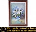 ODILÉA COTECCHIA, 1985 - OBRA EM ÓLEO SOBRE TELA, RETRATANDO COMPOSIÇÃO DE NATUREZA-MORTA COM ARRANJO DE MARGARIDAS E OUTRAS FLORES DISPOSTAS EM UM VASO COM ALÇA SOBRE A MESA, PROTEGIDA POR PASSE-PARTOUT COM FILETE INTERNO DOURADO, RICAMENTE EMOLDURADO EM MADEIRA, ACID, MEDINDO 50 X 36 CM (TELA 43 X 29 CM). APRESENTA MARCAS DO TEMPO, USO, DESGASTES, RISCOS E OXIDAÇÕES E/OU PEQUENAS IMPERFEIÇÕES COMPATÍVEIS COM SUA UTILIZAÇÃO E ESTADO DE CONSERVAÇÃO, CONFORME FOTOS EXTRAS. ESCLAREÇA TODAS AS DÚVIDAS ANTES DE EFETUAR SEU LANCE, QUE SERÁ CONSIDERADO IRREVOGÁVEL E IRRETRATÁVEL. CONSULTE PREVIAMENTE OS TERMOS E CONDIÇÕES DISPONÍVEIS NO SITE. CONTATO (21) 98264-3000.