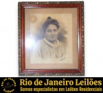 STUDIO ACADEMICO - PORTA-RETRATO DE PAREDE EXECUTADO EM MADEIRA NOBRE COM MOLDURA DUPLA DE ÉPOCA, SEÇÃO EXTERNA APRESENTA RICO TRABALHO EM RELEVO ORNAMENTADO COM DOURAÇÃO FLORAL E SEÇÃO INTERNA COM ACABAMENTO EM MADEIRA, PROTEGIDO POR PASSE-PARTOUT INTEGRADO ORIGINAL EM CARTÃO E VIDRO ORIGINAL, ACOMPANHADO DE FOTOPINTURA (FOTOGRAFIA ANTIGA DE ÉPOCA COM INTERVENÇÃO ARTÍSTICA MANUAL/RETOQUES A GRAFITE OU CARVÃO) RETRATANDO FIGURA FEMININA COM VESTES E PENTEADO, ACID, MEDINDO 63 X 56 CM. APRESENTA MARCAS DO TEMPO, USO, DESGASTES, RISCOS E OXIDAÇÕES E/OU PEQUENAS IMPERFEIÇÕES COMPATÍVEIS COM SUA UTILIZAÇÃO E ESTADO DE CONSERVAÇÃO, DESTACANDO MANCHAS NO PASSE-PARTOUT E PEQUENO DANO NO CANTO SUPERIOR DA MOLDURA, CONFORME FOTOS EXTRAS. ESCLAREÇA TODAS AS DÚVIDAS ANTES DE EFETUAR SEU LANCE, QUE SERÁ CONSIDERADO IRREVOGÁVEL E IRRETRATÁVEL. CONSULTE PREVIAMENTE OS TERMOS E CONDIÇÕES DISPONÍVEIS NO SITE. CONTATO (21) 98264-3000.