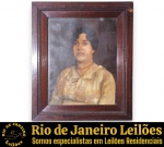 S. GUREVITCH - PORTA-RETRATO DE PAREDE EXECUTADO EM MADEIRA ESCURA COM MOLDURA TRABALHADA EM FRISO DE RELEVO PEROLADO, DITO BOULLE NA SEÇÃO INTERNA, ACOMPANHADO DE FOTOPINTURA FINA (FOTOGRAFIA ANTIGA DE ÉPOCA COM DELICADA INTERVENÇÃO ARTÍSTICA MANUAL / RETOQUES E COLORIZAÇÃO A PASTEL, GRAFITE OU GUACHE), RETRATANDO BUSTO DE FIGURA FEMININA COM VESTES EM RENDA, PENTEADO E JOIAS, PROTEGIDO POR VIDRO, ACIE, MEDINDO 61 X 53 CM. APRESENTA MARCAS DO TEMPO, USO, DESGASTES E/OU PEQUENAS IMPERFEIÇÕES COMPATÍVEIS COM SUA UTILIZAÇÃO E ESTADO DE CONSERVAÇÃO, CONFORME FOTOS EXTRAS. ESCLAREÇA TODAS AS DÚVIDAS ANTES DE EFETUAR SEU LANCE, QUE SERÁ CONSIDERADO IRREVOGÁVEL E IRRETRATÁVEL. CONSULTE PREVIAMENTE OS TERMOS E CONDIÇÕES DISPONÍVEIS NO SITE. CONTATO (21) 98264-3000.