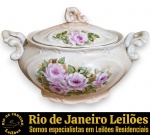 ODILÉA COTECCHIA, 1975 - SOPEIRA, ESTILO ROCOCÓ, EXECUTADA EM PORCELANA ESMALTADA E VITRIFICADA COM DELICADO ACABAMENTO DE FUNDO EM DEGRADÊ PÁLIDO, CORPO DE FORMATO OVALADO APRESENTA RELEVOS SUTIS, ORNAMENTADO COM PINTURA MANUAL DE MOTIVOS FLORAIS E FOLHAGENS, ALÇAS LATERAIS E PEGADOR DA TAMPA TRABALHADOS EM VOLUTAS EM RELEVO, ACOMPANHADA DE RESPECTIVA TAMPA, MEDINDO 20 X 31 X 18 CM. APRESENTA MARCAS DO TEMPO, USO, PEQUENOS DESGASTES COMPATÍVEIS COM SUA ÉPOCA E ESTADO DE CONSERVAÇÃO, CONFORME FOTOS EXTRAS. ESCLAREÇA TODAS AS DÚVIDAS ANTES DE EFETUAR SEU LANCE, QUE SERÁ CONSIDERADO IRREVOGÁVEL E IRRETRATÁVEL. CONSULTE PREVIAMENTE OS TERMOS E CONDIÇÕES DISPONÍVEIS NO SITE. CONTATO (21) 98264-3000.