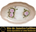 ODILÉA COTECCHIA, 1975 - TRAVESSA, ESTILO ROCOCÓ, EXECUTADA EM PORCELANA ESMALTADA E VITRIFICADA COM DELICADO ACABAMENTO DE FUNDO EM DEGRADÊ PÁLIDO, CORPO DE FORMATO OVALADO APRESENTA RELEVOS SUTIS, ORNAMENTADO COM PINTURA MANUAL DE MOTIVOS FLORAIS E FOLHAGENS, MEDINDO 38 X 24 CM. APRESENTA MARCAS DO TEMPO, USO, PEQUENOS DESGASTES COMPATÍVEIS COM SUA ÉPOCA E ESTADO DE CONSERVAÇÃO, CONFORME FOTOS EXTRAS. ESCLAREÇA TODAS AS DÚVIDAS ANTES DE EFETUAR SEU LANCE, QUE SERÁ CONSIDERADO IRREVOGÁVEL E IRRETRATÁVEL. CONSULTE PREVIAMENTE OS TERMOS E CONDIÇÕES DISPONÍVEIS NO SITE. CONTATO (21) 98264-3000.