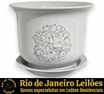 ODILÉA COTECCHIA - CACHEPOT EXECUTADO EM PORCELANA ESMALTADA E VITRIFICADA, CORPO COM BOCA ALARGADA, BORDA DEFLETIDA E DELICADA DECORAÇÃO EM GRÁFICO, APRESENTANDO MEDALHÕES FLORAIS COM PEÔNIAS ESTILIZADAS E RAMAGENS NAS LATERAIS. CONTA COM ORIFÍCIO DE DRENAGEM NA PARTE INFERIOR, MEDINDO 17 X 22 CM, ACOMPANHADO DE RESPECTIVO PRESENTOIR, MEDINDO 20 CM. APRESENTA MARCAS DO TEMPO, USO, SINAIS DE ARMAZENAMENTO E PEQUENAS IMPERFEIÇÕES COMPATÍVEIS COM SUA CONSERVAÇÃO, CONFORME FOTOS EXTRAS. ESCLAREÇA TODAS AS DÚVIDAS ANTES DE EFETUAR SEU LANCE, QUE SERÁ CONSIDERADO IRREVOGÁVEL E IRRETRATÁVEL. CONSULTE PREVIAMENTE OS TERMOS E CONDIÇÕES DISPONÍVEIS NO SITE. CONTATO (21) 98264-3000.