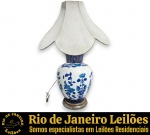 ODILÉA COTECCHIA - ABAT-JOUR A PARTIR DE VASO, INSPIRAÇÃO ORIENTAL, EXECUTADO PORCELANA ESMALTADA E VITRIFICADA RICAMENTE DECORADO COM RAMAGENS E MEDALHÕES FLORAIS NA TÉCNICA DITA BLUE AND WHITE, CORPO DE FORMATO BALAÚSTRE, GARGALO DETALHADO EM PADRÃO GEOMÉTRICO METALIZADO, APRESENTA ESPIGÃO SUPERIOR PROVIDO DE BOCAL PARA INSTALAÇÃO ELÉTRICA E SUPORTE DE CÚPULA, ASSENTADO SOBRE BASE CIRCULAR EM METAL, MEDINDO 42 X 20 CM, ACOMPANHAD0 DE RESPECTIVA CÚPULA, MEDINDO 35 X 51 X 16 CM. APRESENTA MARCAS DO TEMPO, USO, SINAIS, DESGASTES E/OU PEQUENAS IMPERFEIÇÕES COMPATÍVEIS COM SEU ESTADO DE CONSERVAÇÃO, DESTACANDO PARA A OXIDAÇÃO DA BASE, CONFORME FOTOS EXTRAS. ESCLAREÇA TODAS AS DÚVIDAS ANTES DE EFETUAR SEU LANCE, QUE SERÁ CONSIDERADO IRREVOGÁVEL E IRRETRATÁVEL. CONSULTE PREVIAMENTE OS TERMOS E CONDIÇÕES DISPONÍVEIS NO SITE. CONTATO (21) 98264-3000.
