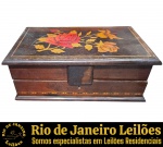 CAIXA PORTA-OBJETOS EXECUTADA EM MADEIRA NOBRE, POSSIVELMENTE JACARANDÁ, TAMPA COM SISTEMA DE ABERTURA ARTICULADA, APRESENTA FINO TRABALHO DE MARCHETARIA, RETRATANDO MEDALHÃO FLORAL COM ROSAS E FOLHAGENS, CIRCUNDADO POR FILETES GEOMÉTRICOS, CORPO COM BASE COM FRISO FILETADO MARCHETADO, POSSUI SISTEMA INTERNO DE COMPARTIMENTOS QUE SE EXPANDEM EM DOBRADIÇAS LATERAIS, REVELANDO DOIS ESTOJOS SUPERIORES QUE SE ABREM PARA OS LADOS E UM VÃO INFERIOR CENTRAL LIVRE, MEDINDO 12 X 31 X 18 CM. APRESENTA MARCAS DO TEMPO, USO, SINAIS, DESGASTES E/OU IMPERFEIÇÕES COMPATÍVEIS COM SUA ÉPOCA E CONSERVAÇÃO, CONFORME FOTOS EXTRAS. ESCLAREÇA TODAS AS DÚVIDAS ANTES DE EFETUAR SEU LANCE, QUE SERÁ CONSIDERADO IRREVOGÁVEL E IRRETRATÁVEL. CONSULTE PREVIAMENTE OS TERMOS E CONDIÇÕES DISPONÍVEIS NO SITE. CONTATO (21) 98264-3000.