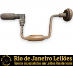 ARCO DE PUA, FERRAMENTA MANUAL DE COLECIONISMO PARA CARPINTARIA OU MARCENARIA, ESTRUTURA EM FERRO COM SISTEMA DE MANDRIL DE APERTO NA EXTREMIDADE, TRAZENDO CABO CENTRAL GIRATÓRIO E POMO DE APOIO TORNEADOS EM MADEIRA NOBRE, MEDINDO 40 X 15 CM. APRESENTA MARCAS DO TEMPO, USO, SINAIS, DESGASTES, PEQUENAS FISSURAS NA MADEIRA COMPATÍVEIS COM SUA IDADE E ESTADO DE CONSERVAÇÃO, DESTACANDO INTENSA OXIDAÇÃO NO METAL, CONFORME FOTOS EXTRAS. PEÇA VENDIDA NO ESTADO EM QUE SE ENCONTRA. ESCLAREÇA TODAS AS DÚVIDAS ANTES DE EFETUAR SEU LANCE, QUE SERÁ CONSIDERADO IRREVOGÁVEL E IRRETRATÁVEL. CONSULTE PREVIAMENTE OS TERMOS E CONDIÇÕES DISPONÍVEIS NO SITE. CONTATO (21) 98264-3000.