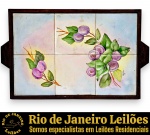 ODILÉA COTECCHIA, 1977 - BANDEJA, ESTRUTURA EM MADEIRA COM ALÇAS LATERAIS INTEGRADAS, FUNDO COMPOSTO POR UM CONJUNTO DE SEIS AZULEJOS ESMALTADOS E VITRIFICADOS, APRESENTANDO REFINADA PINTURA MANUAL DE MOTIVOS FRUTAIS COM RAMOS DE AMEIXAS SOBRE UM DELICADO DEGRADÊ PÁLIDO, MEDINDO 54 X 33 CM. APRESENTA MARCAS DO TEMPO, USO, MARCAS DE ARMAZENAMENTO E PEQUENOS DESGASTES COMPATÍVEIS COM SUA ÉPOCA E CONSERVAÇÃO, CONFORME FOTOS EXTRAS. ESCLAREÇA TODAS AS DÚVIDAS ANTES DE EFETUAR SEU LANCE, QUE SERÁ CONSIDERADO IRREVOGÁVEL E IRRETRATÁVEL. CONSULTE PREVIAMENTE OS TERMOS E CONDIÇÕES DISPONÍVEIS NO SITE. CONTATO (21) 98264-3000.