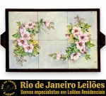 ODILÉA COTECCHIA, 1977 - BANDEJA, ESTRUTURA EM MADEIRA COM ALÇAS LATERAIS INTEGRADAS, FUNDO COMPOSTO POR UM CONJUNTO DE SEIS AZULEJOS ESMALTADOS E VITRIFICADOS, APRESENTANDO REFINADA PINTURA MANUAL DE MOTIVOS FLORAIS COM RAMOS DE FLORES SOBRE UM DELICADO DEGRADÊ PÁLIDO, MEDINDO 54 X 33 CM. APRESENTA MARCAS DO TEMPO, USO, MARCAS DE ARMAZENAMENTO E PEQUENOS DESGASTES COMPATÍVEIS COM SUA ÉPOCA E CONSERVAÇÃO, DESTACANDO PELA TRINCA EM UM DOS AZULEZOS, CONFORME FOTOS EXTRAS. ESCLAREÇA TODAS AS DÚVIDAS ANTES DE EFETUAR SEU LANCE, QUE SERÁ CONSIDERADO IRREVOGÁVEL E IRRETRATÁVEL. CONSULTE PREVIAMENTE OS TERMOS E CONDIÇÕES DISPONÍVEIS NO SITE. CONTATO (21) 98264-3000.