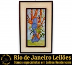 ODILÉA COTECCHIA, 1982 - PLACA EM CERÂMICA ESMALTADA E VITRIFICADA, TRAZENDO UMA RELEITURA ARTÍSTICA BASEADA NO FAMOSO PAINEL, ORIGINALMENTE CRIADO EM 1896 PELO CÉLEBRE PINTOR CHECO ALPHONSE MUCHA, UM DOS MAIORES EXPOENTES DO MOVIMENTO ART NOUVEAU, QUE FAZ PARTE DA ICÔNICA SÉRIE AS QUATRO ESTAÇÕES, APRESENTANDO A PERSONIFICAÇÃO DO INVERNO EM UMA FIGURA FEMININA ENVOLTA EM UM LONGO MANTO SINUOSO JUNTO AO TRONCO DE UMA ÁRVORE E RAMAGENS, INTEGRADA EM MOLDURA DUPLA DE MADEIRA COM EFEITO PASSE-PARTOUT, ACID, MEDINDO 44 X 28 CM (PLACA 32 X 16 CM). APRESENTA MARCAS DO TEMPO, USO, SINAIS E/OU PEQUENAS IMPERFEIÇÕES COMPATÍVEIS COM SUA ÉPOCA E CONSERVAÇÃO, CONFORME FOTOS EXTRAS. ESCLAREÇA TODAS AS DÚVIDAS ANTES DE EFETUAR SEU LANCE, QUE SERÁ CONSIDERADO IRREVOGÁVEL E IRRETRATÁVEL. CONSULTE PREVIAMENTE OS TERMOS E CONDIÇÕES DISPONÍVEIS NO SITE. CONTATO (21) 98264-3000. ESTE LOTE COMBINA COM OS LOTES Nº 40, 100 E 311.