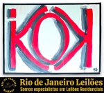 KIKO BRANDÃO, 1995 - OBRA EM ACRÍLICA SOBRE PAPEL CARTÃO, COMPOSIÇÃO GEOMÉTRICA GESTUAL DE CUNHO ABSTRATO, PROTEGIDA POR VIDRO, EMOLDURADO EM MADEIRA PINTADA, MEDINDO 92 X 142 CM. APRESENTA MARCAS DO TEMPO, USO, DESGASTES, E/OU PEQUENAS IMPERFEIÇÕES COMPATÍVEIS COM SUA UTILIZAÇÃO E ESTADO DE CONSERVAÇÃO, DESTACANDO POR DANOS NA MOLDURA E DANO NO VIDRO, CONFORME FOTOS EXTRAS. BREVE BIOGRAFIA: FOI UM ARTISTA PLÁSTICO BRASILEIRO CUJA TRAJETÓRIA FOI MARCADA PELA SENSIBILIDADE, PROFUNDIDADE CRIATIVA E UMA DEDICAÇÃO GENUÍNA À ARTE. FREQUENTOU A ESCOLA DE ARTES VISUAIS DO PARQUE LAGE, NO RIO DE JANEIRO, IMPORTANTE CENTRO DE FORMAÇÃO DE ARTISTAS CONTEMPORÂNEOS BRASILEIROS, ONDE TEVE SEU TALENTO RECONHECIDO POR JOÃO MAGALHÃES, UM DOS NOMES DE DESTAQUE DA CHAMADA GERAÇÃO 80 E PROFESSOR DA INSTITUIÇÃO. SEGUNDO RELATOS DE JOÃO MAGALHÃES, KIKO BRANDÃO FIGURAVA ENTRE SEUS ALUNOS MAIS TALENTOSOS, POSSUINDO MATURIDADE ARTÍSTICA E QUALIDADE TÉCNICA SUFICIENTES PARA ALÇAR VOOS MAIORES POR MEIO DE EXPOSIÇÕES E INSERÇÃO NO CIRCUITO PROFISSIONAL DAS ARTES VISUAIS AINDA NOS ANOS 1990. NO ENTANTO, SUA PERSONALIDADE INTROSPECTIVA E RESERVADA FEZ COM QUE OPTASSE POR UM CAMINHO DISTANTE DA PROMOÇÃO PESSOAL E DA BUSCA POR RECONHECIMENTO PÚBLICO. SUA PRODUÇÃO ARTÍSTICA DESENVOLVEU-SE DE FORMA AUTÊNTICA E INDEPENDENTE, GUIADA MUITO MAIS PELA NECESSIDADE DE EXPRESSÃO DO QUE PELA PROJEÇÃO DE CARREIRA. ESSA POSTURA ACABOU POR LIMITAR SUA VISIBILIDADE JUNTO AO MERCADO E ÀS INSTITUIÇÕES CULTURAIS, APESAR DO RECONHECIMENTO QUE RECEBIA DE ARTISTAS, PROFESSORES E PESSOAS PRÓXIMAS AO SEU TRABALHO. EMBORA NÃO TENHA ALCANÇADO EM VIDA O RECONHECIMENTO PROFISSIONAL COMPATÍVEL COM A QUALIDADE DE SUA OBRA, KIKO BRANDÃO DEIXOU UM LEGADO ARTÍSTICO SIGNIFICATIVO, MARCADO PELA ORIGINALIDADE, SENSIBILIDADE ESTÉTICA E CONSISTÊNCIA DE LINGUAGEM VISUAL. SEU FALECIMENTO, EM 2017, INTERROMPEU UMA TRAJETÓRIA QUE MUITOS ACREDITAVAM AINDA TER GRANDE POTENCIAL DE PROJEÇÃO. HOJE, SUA OBRA PERMANECE COMO TESTEMUNHO DE UM ARTISTA DE GRANDE TALENTO, CUJA PRODUÇÃO MERECE SER PRESERVADA, ESTUDADA E COMPARTILHADA COM NOVAS GERAÇÕES. RECONHECIMENTO ARTÍSTICO ENTRE OS ASPECTOS MAIS RELEVANTES DE SUA TRAJETÓRIA DESTACA-SE O RECONHECIMENTO RECEBIDO DE JOÃO MAGALHÃES, ARTISTA, CENÓGRAFO, PINTOR E PROFESSOR DA ESCOLA DE ARTES VISUAIS DO PARQUE LAGE, PARTICIPANTE DA HISTÓRICA EXPOSIÇÃO COMO VAI VOCÊ, GERAÇÃO 80?. SEGUNDO O PRÓPRIO MAGALHÃES, KIKO BRANDÃO POSSUÍA QUALIDADE ARTÍSTICA E MATURIDADE CRIATIVA PARA INTEGRAR O CIRCUITO PROFISSIONAL DE EXPOSIÇÕES JÁ NA DÉCADA DE 1990. ATÉ O MOMENTO, NÃO FORAM LOCALIZADOS REGISTROS PÚBLICOS CONSOLIDADOS DE PREMIAÇÕES OU PARTICIPAÇÃO EM SALÕES OFICIAIS DE ARTE. RECOMENDA-SE A CONSULTA DE CURRÍCULOS, CERTIFICADOS, CATÁLOGOS DE EXPOSIÇÕES, ARQUIVOS PESSOAIS E ACERVOS FAMILIARES PARA LEVANTAMENTO COMPLETO DE SUA TRAJETÓRIA EXPOSITIVA E EVENTUAIS PREMIAÇÕES.ESCLAREÇA TODAS AS DÚVIDAS ANTES DE EFETUAR SEU LANCE, QUE SERÁ CONSIDERADO IRREVOGÁVEL E IRRETRATÁVEL. CONSULTE PREVIAMENTE O
