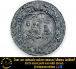 MEDALHÃO EM ALTO-RELEVO, ESTILO ROCOCÓ, EXECUTADO EM METAL FUNDIDO FUNDIDO COM ACABAMENTO EM PÁTINA ESCURA, POSSIVELMENTE ESTANHO, APRESENTANDO RICA CENA CENTRAL DETALHADA, RETRATANDO FIGURAS HUMANAS REUNIDAS EM UM INTERIOR DOMÉSTICO COM ABREVIADA RIQUEZA DE DETALHES COMO CALDEIRÃO SUSPENSO, UTENSÍLIOS RÚSTICOS E VESTIMENTAS CLÁSSICAS, BORDA FINAMENTE ORNAMENTADA COM VOLUTAS E MOTIVOS FLORAIS, MEDINDO 25 CM DE DIÂMETRO. APRESENTA MARCAS DO TEMPO, USO, SINAIS DE OXIDAÇÃO NATURAL E PEQUENOS DESGASTES COMPATÍVEIS COM SUA IDADE E ESTADO DE CONSERVAÇÃO, CONFORME FOTOS EXTRAS. ESCLAREÇA TODAS AS DÚVIDAS ANTES DE EFETUAR SEU LANCE, QUE SERÁ CONSIDERADO IRREVOGÁVEL E IRRETRATÁVEL. CONSULTE PREVIAMENTE OS TERMOS E CONDIÇÕES DISPONÍVEIS NO SITE. CONTATO (21) 98264-3000.