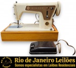 SINGER - MÁQUINA DE COSTURA PORTÁTIL, MODELO 660, MOTOR ELÉTRICO ORIGINAL ACOPLADO, 110V, LUMINÁRIA EMBUTIDA FUNCIONAL, ACOMPANHA DE PEDAL ACIONADOR ORIGINAL, BASE DE SUPORTE ADAPTADA EM MADEIRA CLARA COM RECORES LATERAIS PARA TRANSPORTE.  TRATA-SE DE EQUIPAMENTO ELETROELETRÔNICO USADO, PODENDO APRESENTAR MARCAS DO TEMPO, USO, DESGASTES E/OU DEFEITOS COMPATÍVEIS COM SUA UTILIZAÇÃO E ESTADO DE CONSERVAÇÃO, CONFORME FOTOS EXTRAS. NÃO TESTADO NO MOMENTO DA CATALOGAÇÃO. POR SE TRATAR DE ITEM USADO, NÃO OFERECEREMOS QUALQUER TIPO DE GARANTIA QUANTO AO FUNCIONAMENTO, ESTADO INTERNO, VIDA ÚTIL, PEÇAS, COMPONENTES, ACESSÓRIOS, COMPATIBILIDADE, DESEMPENHO E/OU EVENTUAIS AVARIAS DECORRENTES DA RETIRADA, DESINSTALAÇÃO, DESMONTAGEM, TRANSPORTE, MANUSEIO E NOVA INSTALAÇÃO. O ARREMATANTE DEVERÁ CONSIDERAR TODAS ESTAS CONDIÇÕES PREVIAMENTE À ARREMATAÇÃO. O ITEM É VENDIDO NO ESTADO EM QUE SE ENCONTRA E PODERÁ NECESSITAR OU NÃO DE DESINSTALAÇÃO E/OU DESMONTAGEM PARA SUA RETIRADA, SENDO TODOS OS PROCEDIMENTOS, BEM COMO TRANSPORTE, MANUSEIO, RETIRADA E NOVA INSTALAÇÃO, DE TOTAL RESPONSABILIDADE DO ARREMATANTE. ESTE LOTE ESTARÁ DISPONÍVEL PARA RETIRADA NO BAIRRO COPACABANA, RIO DE JANEIRO/RJ, SOMENTE NAS DATAS XXXXXXX, MEDIANTE AGENDAMENTO PRÉVIO. A NÃO RETIRADA DO LOTE NAS DATAS ESTABELECIDAS IMPLICARÁ NO CANCELAMENTO DA ARREMATAÇÃO, COM INCIDÊNCIA DE MULTA CORRESPONDENTE A 50% DO VALOR DO ARREMATE, NOS TERMOS DO EDITAL E CONDIÇÕES DO LEILÃO. ESTE LOTE DEVERÁ SER RETIRADO E/OU TRANSPORTADO EXCLUSIVAMENTE POR EMPRESA TRANSPORTADORA, FICANDO SOB TOTAL RESPONSABILIDADE DO ARREMATANTE A CONTRATAÇÃO, CUSTOS, AGENDAMENTO E ACOMPANHAMENTO DA RETIRADA. A GALERIA NÃO REALIZA EMBALAGEM, DESMONTAGEM, CARREGAMENTO OU ENTREGA DO REFERIDO LOTE. ESCLAREÇA TODAS AS DÚVIDAS ANTES DE EFETUAR SEU LANCE, QUE SERÁ CONSIDERADO IRREVOGÁVEL E IRRETRATÁVEL. CONSULTE PREVIAMENTE OS TERMOS E CONDIÇÕES DISPONÍVEIS NO SITE. CONTATO (21) 98264-3000.
