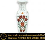 VASO EXECUTADO EM PORCELANA ESMALTADA E VITRIFICADA, APRESENTANDO FORMATO QUADRANGULAR COM GARGALO ALTO E BOCA ALARGADA, DECORAÇÃO POLICROMADA, PINTADA À MÃO, EM CADA UMA DAS FACES COM MOTIVOS FLORAIS, COMPLEMENTADOS POR DELICADOS RAMOS E PEQUENAS FLORES NA PARTE SUPERIOR, MEDINDO 36 X 12 CM. APRESENTA MARCAS DO TEMPO, USO, DESGASTES E/OU IMPERFEIÇÕES COMPATÍVEIS COM SUA UTILIZAÇÃO E ESTADO DE CONSERVAÇÃO, CONFORME FOTOS EXTRAS. ESCLAREÇA TODAS AS DÚVIDAS ANTES DE EFETUAR SEU LANCE, QUE SERÁ CONSIDERADO IRREVOGÁVEL E IRRETRATÁVEL. CONSULTE PREVIAMENTE OS TERMOS E CONDIÇÕES DISPONÍVEIS NO SITE. CONTATO VIA TELEFONE OU WHATSAPP: (21) 98264-3000.