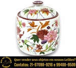 POTICHE EXECUTADO EM PORCELANA ESMALTADA E VITRIFICADA, APRESENTANDO CORPO CILÍNDRICO, DECORAÇÃO POLICROMADA, PINTADA À MÃO, COM MOTIVOS FLORAIS COLORIDOS, ACABAMENTO EM FILETES NA BORDA E NA BASE, ACOMPANHADO POR TAMPA DE ENCAIXE COM PEGA CENTRAL, MEDINDO 20 X 17 CM. APRESENTA MARCAS DO TEMPO, USO, DESGASTES E/OU IMPERFEIÇÕES COMPATÍVEIS COM SUA UTILIZAÇÃO E ESTADO DE CONSERVAÇÃO, CONFORME FOTOS EXTRAS. ESCLAREÇA TODAS AS DÚVIDAS ANTES DE EFETUAR SEU LANCE, QUE SERÁ CONSIDERADO IRREVOGÁVEL E IRRETRATÁVEL. CONSULTE PREVIAMENTE OS TERMOS E CONDIÇÕES DISPONÍVEIS NO SITE. CONTATO VIA TELEFONE OU WHATSAPP: (21) 98264-3000.