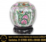 ARTE ORIENTAL – VASO, MADE IN MACAU, AO GOSTO FAMÍLIA ROSA, PADRÃO MANDARIM, EXECUTADA EM PORCELANA ESMALTADA E VITRIFICADA, APRESENTANDO FORMATO GLOBULAR E BOCA AMPLA E DECORAÇÃO POLICROMADA, PINTADA À MÃO, EM MOTIVOS FLORAIS E FRUGAIS DELIMITADOS POR MOLDURAS ORNAMENTAIS, ACOMPANHADO DE BASE EM MADEIRA ENTALHADA, DITA PEANHA, MEDINDO 10 X 10 CM. APRESENTA MARCAS DO TEMPO, USO, DESGASTES E/OU IMPERFEIÇÕES COMPATÍVEIS COM SUA UTILIZAÇÃO E ESTADO DE CONSERVAÇÃO, CONFORME FOTOS EXTRAS. ESCLAREÇA TODAS AS DÚVIDAS ANTES DE EFETUAR SEU LANCE, QUE SERÁ CONSIDERADO IRREVOGÁVEL E IRRETRATÁVEL. CONSULTE PREVIAMENTE OS TERMOS E CONDIÇÕES DISPONÍVEIS NO SITE. CONTATO VIA TELEFONE OU WHATSAPP: (21) 98264-3000.