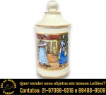 POTICHE EXECUTADO EM CERÂMICA ESMALTADA E VITRIFICADA, APRESENTANDO FORMATO CILÍNDRICO, DECORAÇÃO POLICROMADA, PINTADA À MÃO, COM CENA TÍPICA BRASILEIRA, REPRESENTANDO VENDEDORA AMBULANTE EM AMBIENTE COLONIAL, EM POLICROMIA RICAMENTE DETALHADA, ACABAMENTO COM FILETES DOURADOS NA TAMPA, BORDA E BASE, ACOMPANHADO POR TAMPA DE ENCAIXE COM PUXADOR ESFÉRICO. MEDINDO 26 X 13 CM. APRESENTA MARCAS DO TEMPO, USO, DESGASTES E/OU IMPERFEIÇÕES COMPATÍVEIS COM SUA UTILIZAÇÃO E ESTADO DE CONSERVAÇÃO, CONFORME FOTOS EXTRAS. ESCLAREÇA TODAS AS DÚVIDAS ANTES DE EFETUAR SEU LANCE, QUE SERÁ CONSIDERADO IRREVOGÁVEL E IRRETRATÁVEL. CONSULTE PREVIAMENTE OS TERMOS E CONDIÇÕES DISPONÍVEIS NO SITE. CONTATO VIA TELEFONE OU WHATSAPP: (21) 98264-3000.