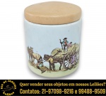 POTICHE EXECUTADO EM CERÂMICA ESMALTADA E VITRIFICADA, APRESENTANDO CORPO CILÍNDRICO COM DECORAÇÃO POLICROMADA, PINTADA À MÃO, COM CENA CAMPESTRE, REPRESENTANDO TRABALHADORES, CARROÇA E ANIMAIS EM ATIVIDADE RURAL, ACOMPANHADO POR TAMPA DE ENCAIXE PLANA, MEDINDO 14 X 12 CM. APRESENTA MARCAS DO TEMPO, USO, DESGASTES E/OU IMPERFEIÇÕES COMPATÍVEIS COM SUA UTILIZAÇÃO E ESTADO DE CONSERVAÇÃO, CONFORME FOTOS EXTRAS. ESCLAREÇA TODAS AS DÚVIDAS ANTES DE EFETUAR SEU LANCE, QUE SERÁ CONSIDERADO IRREVOGÁVEL E IRRETRATÁVEL. CONSULTE PREVIAMENTE OS TERMOS E CONDIÇÕES DISPONÍVEIS NO SITE. CONTATO VIA TELEFONE OU WHATSAPP: (21) 98264-3000.