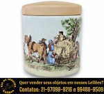 POTICHE EXECUTADO EM CERÂMICA ESMALTADA E VITRIFICADA, APRESENTANDO CORPO CILÍNDRICO COM DECORAÇÃO POLICROMADA, PINTADA À MÃO, COM CENA CAMPESTRE, REPRESENTANDO TRABALHADORES, CARROÇA E ANIMAIS EM ATIVIDADE RURAL, ACOMPANHADO POR TAMPA DE ENCAIXE PLANA, MEDINDO 14 X 12 CM. APRESENTA MARCAS DO TEMPO, USO, DESGASTES E/OU IMPERFEIÇÕES COMPATÍVEIS COM SUA UTILIZAÇÃO E ESTADO DE CONSERVAÇÃO, CONFORME FOTOS EXTRAS. ESCLAREÇA TODAS AS DÚVIDAS ANTES DE EFETUAR SEU LANCE, QUE SERÁ CONSIDERADO IRREVOGÁVEL E IRRETRATÁVEL. CONSULTE PREVIAMENTE OS TERMOS E CONDIÇÕES DISPONÍVEIS NO SITE. CONTATO VIA TELEFONE OU WHATSAPP: (21) 98264-3000.