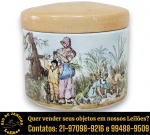 POTICHE EXECUTADO EM CERÂMICA ESMALTADA E VITRIFICADA, APRESENTANDO CORPO CILÍNDRICO COM DECORAÇÃO POLICROMADA, PINTADA À MÃO, COM CENA CAMPESTRE, REPRESENTANDO FIGURAS EM ATIVIDADES RURAIS, INCLUINDO MULHER COM CRIANÇA E TRABALHADORES NO CAMPO, ACOMPANHADO POR TAMPA PLANA, MEDINDO 11 X 12 CM. APRESENTA MARCAS DO TEMPO, USO, DESGASTES E/OU IMPERFEIÇÕES COMPATÍVEIS COM SUA UTILIZAÇÃO E ESTADO DE CONSERVAÇÃO, DESTACANDO DANO NA TAMPA, CONFORME FOTOS EXTRAS. ESCLAREÇA TODAS AS DÚVIDAS ANTES DE EFETUAR SEU LANCE, QUE SERÁ CONSIDERADO IRREVOGÁVEL E IRRETRATÁVEL. CONSULTE PREVIAMENTE OS TERMOS E CONDIÇÕES DISPONÍVEIS NO SITE. CONTATO VIA TELEFONE OU WHATSAPP: (21) 98264-3000.