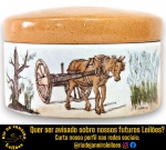 POTICHE EXECUTADO EM CERÂMICA ESMALTADA E VITRIFICADA, APRESENTANDO CORPO CILÍNDRICO COM DECORAÇÃO POLICROMADA, PINTADA À MÃO, COM CENA CAMPESTRE, REPRESENTANDO UMA CENA RURAL COM UM ANIMAL (BURRO/CAVALO) ATRELADO A UMA CARROÇA, ACOMPANHADO POR TAMPA PLANA, MEDINDO 7 X 12 CM. APRESENTA MARCAS DO TEMPO, USO, DESGASTES E/OU IMPERFEIÇÕES COMPATÍVEIS COM SUA UTILIZAÇÃO E ESTADO DE CONSERVAÇÃO, CONFORME FOTOS EXTRAS. ESCLAREÇA TODAS AS DÚVIDAS ANTES DE EFETUAR SEU LANCE, QUE SERÁ CONSIDERADO IRREVOGÁVEL E IRRETRATÁVEL. CONSULTE PREVIAMENTE OS TERMOS E CONDIÇÕES DISPONÍVEIS NO SITE. CONTATO VIA TELEFONE OU WHATSAPP: (21) 98264-3000.