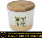 BISCOTEIRA EXECUTADA EM CERÂMICA ESMALTADA E VITRIFICADA, APRESENTANDO CORPO CILÍNDRICO COM DECORAÇÃO POLICROMADA, PINTADA À MÃO, REPRESENTANDO VASOS DE ERVAS AROMÁTICAS, IDENTIFICADAS COMO MINT, ROSEMARY, CHIVES E BASIL, ACOMPANHADA POR TAMPA DE ENCAIXE PLANA COM ANEL DE VEDAÇÃO, MEDINDO 10 X 11 CM. APRESENTAM MARCAS DO TEMPO, USO, DESGASTES E/OU IMPERFEIÇÕES COMPATÍVEIS COM SUA UTILIZAÇÃO E ESTADO DE CONSERVAÇÃO, CONFORME FOTOS EXTRAS. ESCLAREÇA TODAS AS DÚVIDAS ANTES DE EFETUAR SEU LANCE, QUE SERÁ CONSIDERADO IRREVOGÁVEL E IRRETRATÁVEL. CONSULTE PREVIAMENTE OS TERMOS E CONDIÇÕES DISPONÍVEIS NO SITE. CONTATO VIA TELEFONE OU WHATSAPP: (21) 98264-3000.