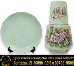 CONJUNTO DE CABECEIRA EXECUTADO CERÂMICA ESMALTADA COMPOSTO POR TRÊS PEÇAS, SENDO: MORINGA, PINTADA À MÃO, APRESENTANDO FORMATO GLOBULAR COM GARGALO ESTREITO, DECORADO COM FLORES E FOLHAGENS EM DELICADA POLICROMIA, MEDINDO 18 X 11 CM; COPO, PINTADO À MÃO, APRESENTANDO FORMATO CILÍNDRICO, DECORADO COM FLORES E FOLHAGENS EM DELICADA POLICROMIA, MEDINDO 8 X 7 CM, ACOMPANHADOS DE PRESENTOIR, MEDINDO 16 CM. APRESENTAM MARCAS DO TEMPO, USO, DESGASTES E/OU IMPERFEIÇÕES COMPATÍVEIS COM SUA UTILIZAÇÃO E ESTADO DE CONSERVAÇÃO, CONFORME FOTOS EXTRAS. ESCLAREÇA TODAS AS DÚVIDAS ANTES DE EFETUAR SEU LANCE, QUE SERÁ CONSIDERADO IRREVOGÁVEL E IRRETRATÁVEL. CONSULTE PREVIAMENTE OS TERMOS E CONDIÇÕES DISPONÍVEIS NO SITE. CONTATO VIA TELEFONE OU WHATSAPP: (21) 98264-3000.