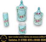 PORBRAS - CONJUNTO PARA BANHEIROS EXECUTADO EM CERÂMICA ESMALTADA, PINTADO À MÃO, DECORADO COM DELICADAS GUIRLANDAS DE FLORES E FOLHAGENS EM DELICADA POLICROMIA, COMPOSTO POR QUATRO PEÇAS, SENDO: POTICHE, APRESENTANDO CORPO CILÍNDRICO, ACOMPANHADO POR TAMPA ABAULADA COM PEGA CENTRAL, EM FORMATO DE PINHA, MEDINDO 25 X 13 CM; POTICHE, APRESENTANDO CORPO CILÍNDRICO, ACOMPANHADO POR TAMPA ABAULADA COM PEGA CENTRAL, EM FORMATO DE PINHA, MEDINDO 20 X 10 CM; PORTA-ESCOVAS DE CABELO, APRESENTANDO CORPO CILÍNDRICO, MEDINDO 15 X 5 CM E PORTA-ESCOVAS DE CABELO, APRESENTANDO CORPO CILÍNDRICO, MEDINDO 10 X 7 CM. APRESENTAM MARCAS DO TEMPO, USO, DESGASTES E/OU IMPERFEIÇÕES COMPATÍVEIS COM SUA UTILIZAÇÃO E ESTADO DE CONSERVAÇÃO, CONFORME FOTOS EXTRAS. ESCLAREÇA TODAS AS DÚVIDAS ANTES DE EFETUAR SEU LANCE, QUE SERÁ CONSIDERADO IRREVOGÁVEL E IRRETRATÁVEL. CONSULTE PREVIAMENTE OS TERMOS E CONDIÇÕES DISPONÍVEIS NO SITE. CONTATO VIA TELEFONE OU WHATSAPP: (21) 98264-3000.