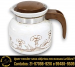 POZZANI - JARRA TÉRMICA EXECUTADA EM CERÂMICA ESMALTADA E VITRIFICADA, APRESENTANDO CORPO BOJUDO DECORADO COM DELICADAS FLORES ESTILIZADAS E FOLHAGENS CONTORNANDO A PEÇA COM ANEL METÁLICO DE FIXAÇÃO, BICO VERTEDOR INTEGRADO, TAMPA E ALÇA EM MATERIAL PLÁSTICO, MEDINDO 14 X 16 X 12 CM. APRESENTA MARCAS DO TEMPO, USO, DESGASTES E/OU IMPERFEIÇÕES COMPATÍVEIS COM SUA UTILIZAÇÃO E ESTADO DE CONSERVAÇÃO, CONFORME FOTOS EXTRAS. ESCLAREÇA TODAS AS DÚVIDAS ANTES DE EFETUAR SEU LANCE, QUE SERÁ CONSIDERADO IRREVOGÁVEL E IRRETRATÁVEL. CONSULTE PREVIAMENTE OS TERMOS E CONDIÇÕES DISPONÍVEIS NO SITE. CONTATO VIA TELEFONE OU WHATSAPP: (21) 98264-3000.