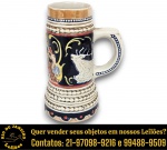 CERAMARTE - TANKARD, DE COLEÇÃO, SÉRIE CAÇADOR, EXECUTADO EM CERÂMICA ESMALTADA E VITRIFICADA, APRESENTANDO FORMATO CILÍNDRICO DE BASE MAIS LARGA, DOTADO DE RICA DECORAÇÃO RELEVADA COM PERSONAGENS EM CENA DO COTIDIANO, CENTRALIZADA POR FAIXAS DE FOLHA DE TRIGO, ALÇA ENCURVADA ARREMATADA POR PEROLADOS, MEDINDO 17 X 12 X 9 CM. APRESENTA MARCAS DO TEMPO, USO, DESGASTES E/OU IMPERFEIÇÕES COMPATÍVEIS COM SUA UTILIZAÇÃO E ESTADO DE CONSERVAÇÃO, CONFORME FOTOS EXTRAS. ESCLAREÇA TODAS AS DÚVIDAS ANTES DE EFETUAR SEU LANCE, QUE SERÁ CONSIDERADO IRREVOGÁVEL E IRRETRATÁVEL. CONSULTE PREVIAMENTE OS TERMOS E CONDIÇÕES DISPONÍVEIS NO SITE. CONTATO VIA TELEFONE OU WHATSAPP: (21) 98264-3000.