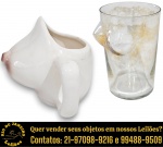 CONJUNTO PARA BEBIDAS EXECUTADO EM MATERIAIS, MARCAS, MODELOS, MEDIDAS, FORMATOS, TAMANHOS, UTILIDADES E PROCEDÊNCIAS DIVERSOS COMPOSTO POR DUAS PEÇAS, SENDO: CANECA EM CERÂMICA ESMALTADA E VITRIFICADA, MOLDADA COM O RELEVO ACENTUADO, REPRESENTANDO SEIO, ALÇA LARGA INTEGRADA NA PARTE TRASEIRA, MEDINDO 13 X 13 X 14 CM E COPO EM VIDRO TRANSLÚCIDO, MOLDADO TRIDIMENSIONALMENTE, REPRESENTANDO SEIOS, MEDINDO 12 X 8 CM. APRESENTA MARCAS DO TEMPO, USO, DESGASTES E/OU IMPERFEIÇÕES COMPATÍVEIS COM SUA UTILIZAÇÃO E ESTADO DE CONSERVAÇÃO, CONFORME FOTOS EXTRAS. ESCLAREÇA TODAS AS DÚVIDAS ANTES DE EFETUAR SEU LANCE, QUE SERÁ CONSIDERADO IRREVOGÁVEL E IRRETRATÁVEL. CONSULTE PREVIAMENTE OS TERMOS E CONDIÇÕES DISPONÍVEIS NO SITE. CONTATO VIA TELEFONE OU WHATSAPP: (21) 98264-3000.