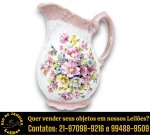 REAL - LEITEIRA EXECUTADA EM PORCELANA ESMALTADA E VITRIFICADA, PINTADA À MÃO, RICAMENTE DECORADA ARRANJO FLORAL POLICROMADO, APRESENTANDO CORPO BOJUDO E BOMBEADO COM DETALHES EM RELEVO E ACABAMENTOS EM LARGA FAIXA COLORIDA, BICO CURVO COM PONTA, DITA BICO DE PATO, ALÇA MOLDADA E FINALIZADA EM VOLUTAS, MEDINDO 13 X 11 X 8 CM. APRESENTA MARCAS DO TEMPO, USO, DESGASTES E/OU IMPERFEIÇÕES COMPATÍVEIS COM SUA UTILIZAÇÃO E ESTADO DE CONSERVAÇÃO, CONFORME FOTOS EXTRAS. ESCLAREÇA TODAS AS DÚVIDAS ANTES DE EFETUAR SEU LANCE, QUE SERÁ CONSIDERADO IRREVOGÁVEL E IRRETRATÁVEL. CONSULTE PREVIAMENTE OS TERMOS E CONDIÇÕES DISPONÍVEIS NO SITE. CONTATO VIA TELEFONE OU WHATSAPP: (21) 98264-3000.