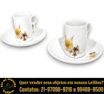 STEATITA - CONJUNTO PARA CAFÉ EXECUTADO EM PORCELANA ESMALTADA E VITRIFICADA, PINTADO À MÃO, EM MOTIVOS FLORAIS E FOLHAGENS COMPOSTO POR QUATRO PEÇAS, SENDO: DUAS XÍCARAS, APRESENTANDO FORMATO CILÍNDRICO ALONGADO, MEDINDO 6,5 X 6 X 4 CM CADA E SEUS RESPECTIVOS PIRES, MEDINDO 11 CM CADA. APRESENTAM MARCAS DO TEMPO, USO, DESGASTES E/OU IMPERFEIÇÕES COMPATÍVEIS COM SUA UTILIZAÇÃO E ESTADO DE CONSERVAÇÃO, CONFORME FOTOS EXTRAS. ESCLAREÇA TODAS AS DÚVIDAS ANTES DE EFETUAR SEU LANCE, QUE SERÁ CONSIDERADO IRREVOGÁVEL E IRRETRATÁVEL. CONSULTE PREVIAMENTE OS TERMOS E CONDIÇÕES DISPONÍVEIS NO SITE. CONTATO VIA TELEFONE OU WHATSAPP: (21) 98264-3000.